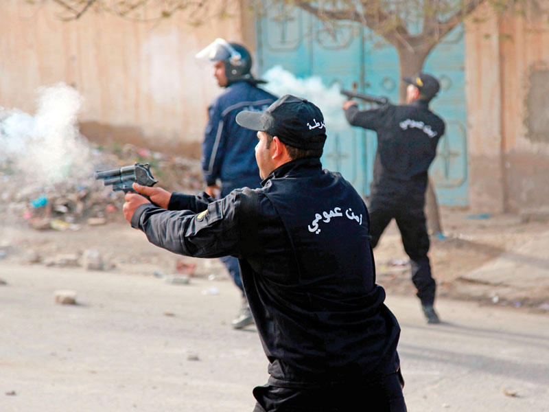 رجال شرطة في مواجهة المتظاهرين بمدينة القصرين أمس الأول (أ ف ب)