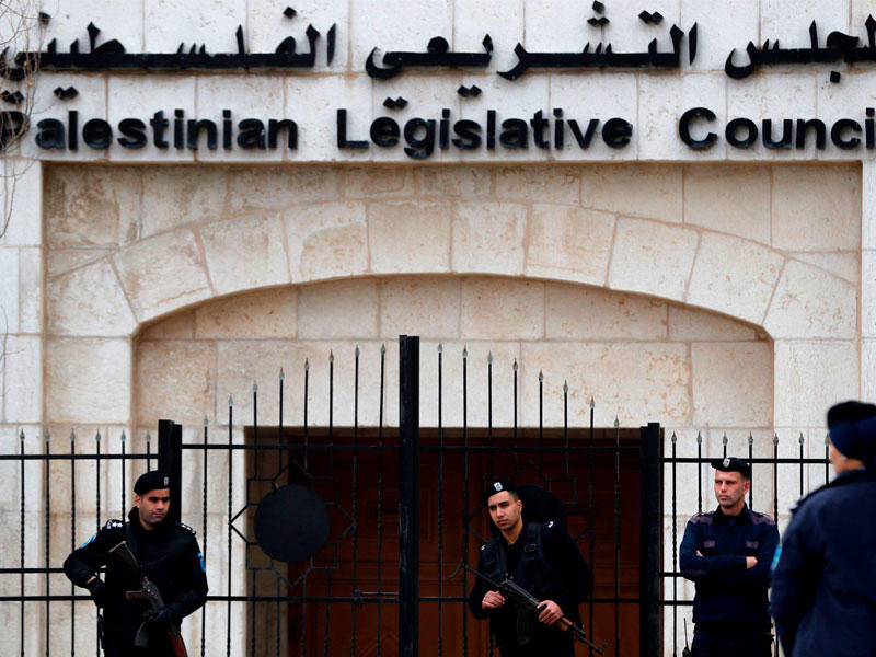قوات الأمن الفلسطينية أمام مبنى المجلس التشريعي الفلسطيني