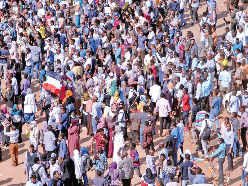 سودانيون يتظاهرون مطلقين شعارات ضد النظام الحاكم في الخرطوم أمس الأول (رويترز)