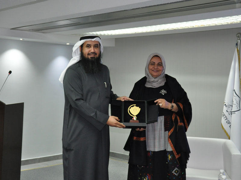 تكريم سارة اكبر خلال ندوة «المهندسين»