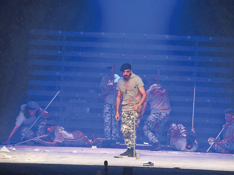 مشهد من مسرحية «دوغمائية»