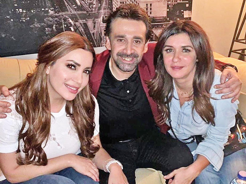 كريم عبد العزيز يتوسط غادة عادل ونسرين طافش