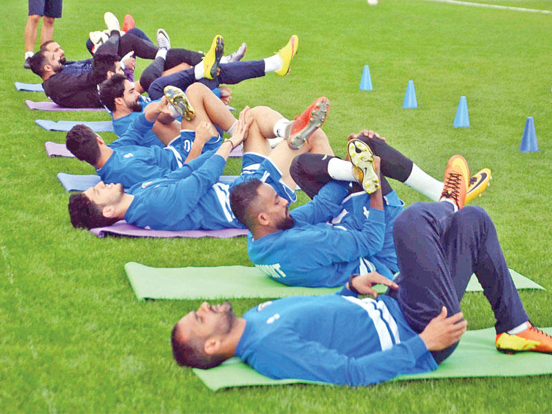 لاعبو الأزرق خلال التدريب