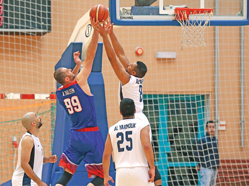 صراع تحت السلة من أجل التسجيل 