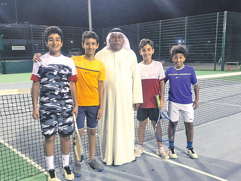 فريق التنس في صورة جماعية