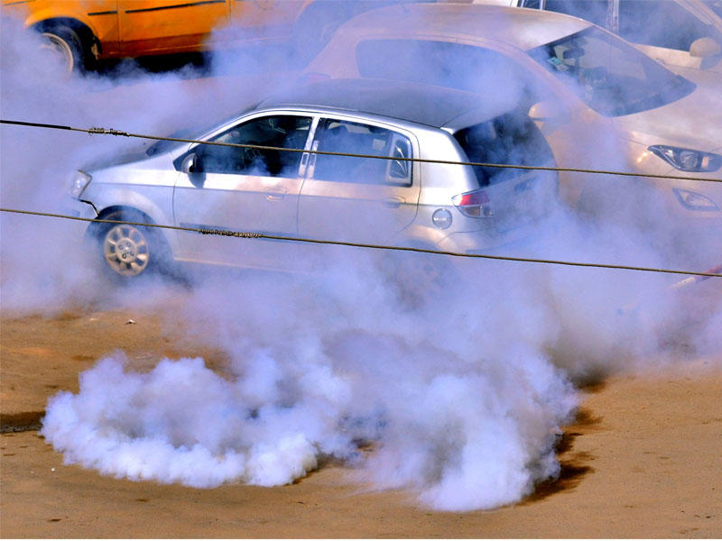 قنابل غاز مسيلة للدموع أطلقتها الشرطة السودانية لتفريق متظاهرين في الخرطوم (رويترز)