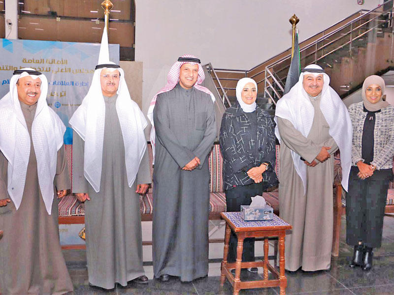 العقيل تتوسط قيادات «القوى العاملة»