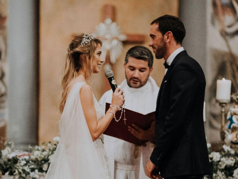 غودين إلى جانب زوجته في حفل الزفاف