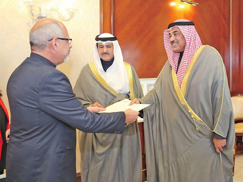 الخالد متسلماً نسخة من أوراق الاعتماد