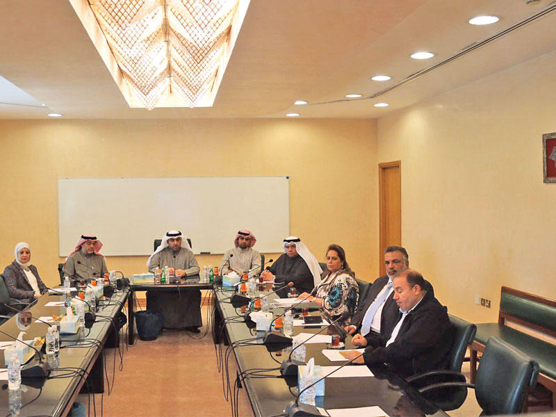 مسؤولو البلدي خلال العرض المرئي