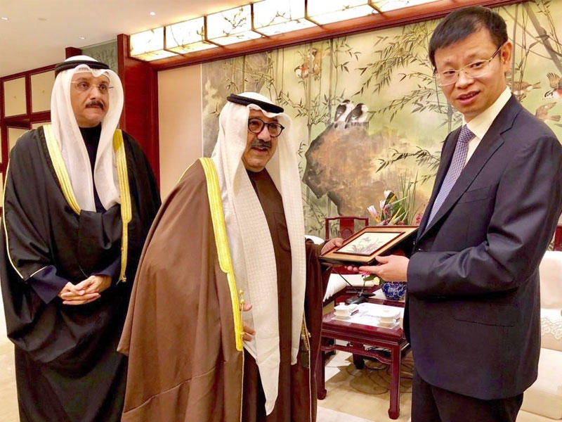  مبعوث حضرة صاحب السمو أمير البلاد الشيخ صباح الأحمد الجابر الصباح النائب الأول لرئيس مجلس الوزراء وزير الدفاع الشيخ ناصر صباح الأحمد الصباح يلتقي عمدة مدينة شنغهاي الصينية يانغ شيونيغ  