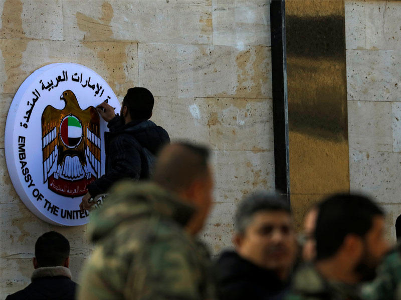 وضع شعار دولة الإمارات على مدخل السفارة الإماراتية في دمشق أمس (رويترز)n