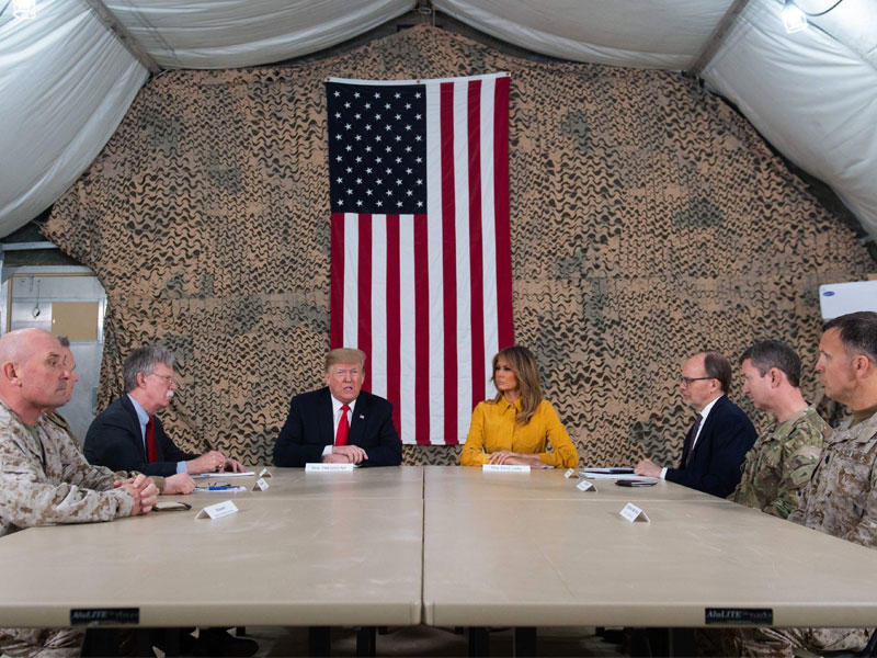 الرئيس الأمريكي دونالد ترامب والسيدة الأولى ميلانيا ترامب يحضران مؤتمرًا عسكريًا خلال رحلة لم يعلن عنها مسبقًا إلى قاعدة الأسد الجوية في العراق