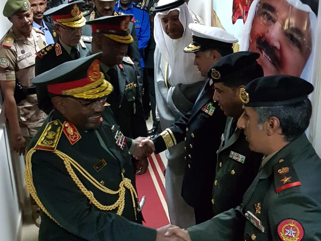الرئيس السوداني خلال زيارته للجناح الكويتي في معرض ضباط الدول المشاركين في الدورة