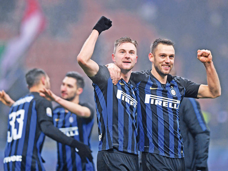 لاعبو إنتر ميلان بعد الفوز على نابولي في المباراة الماضية