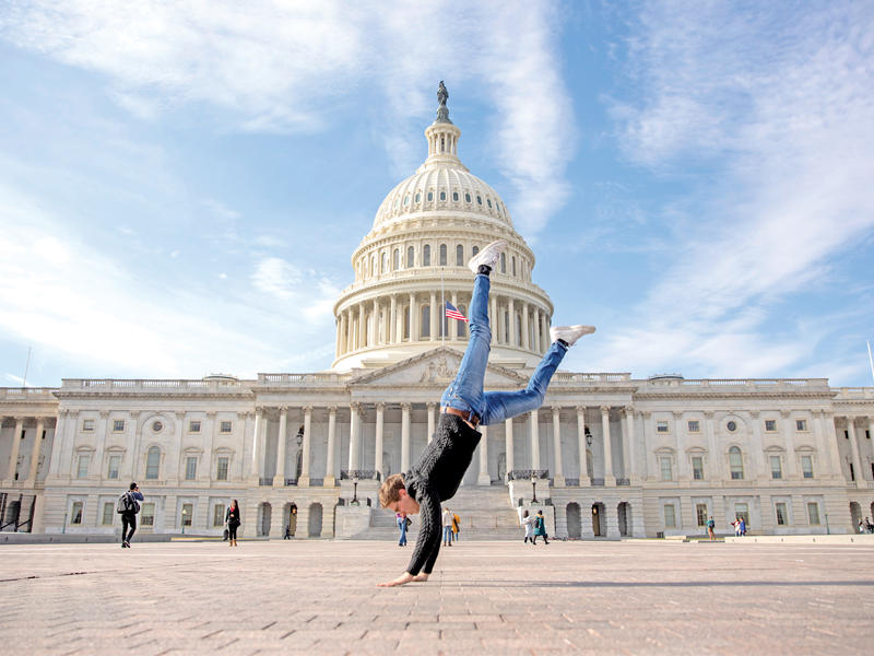سائح بلجيكي يلهو أمام مبنى الكابيتول المغلق في واشنطن أمس الأول t(اي بي ايه)