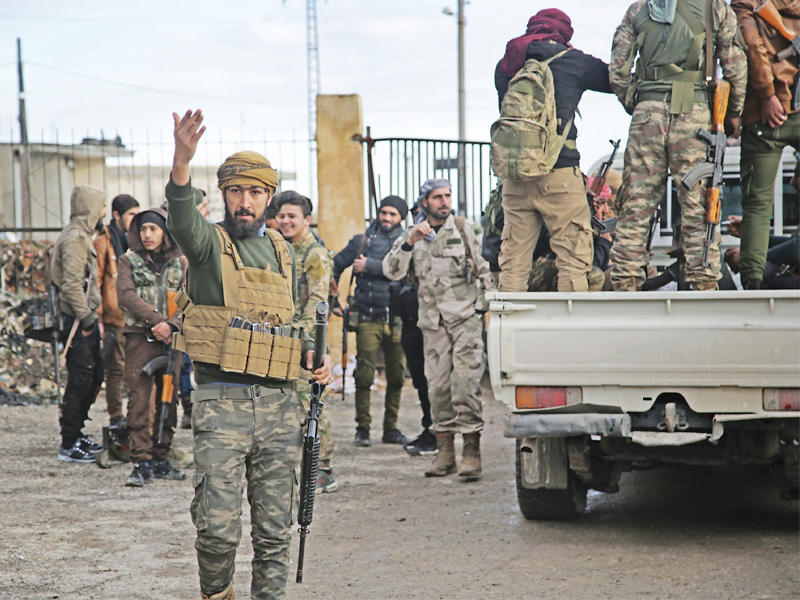 مقاتلون مدعومون من تركيا في منطقة صاجور بين جرابلس ومنبج أمس  (أ ف ب)