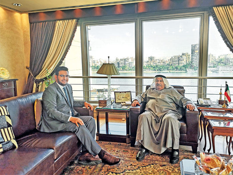 السفير الذويخ متحدثاً إلى الزميل ناصر الخمري 