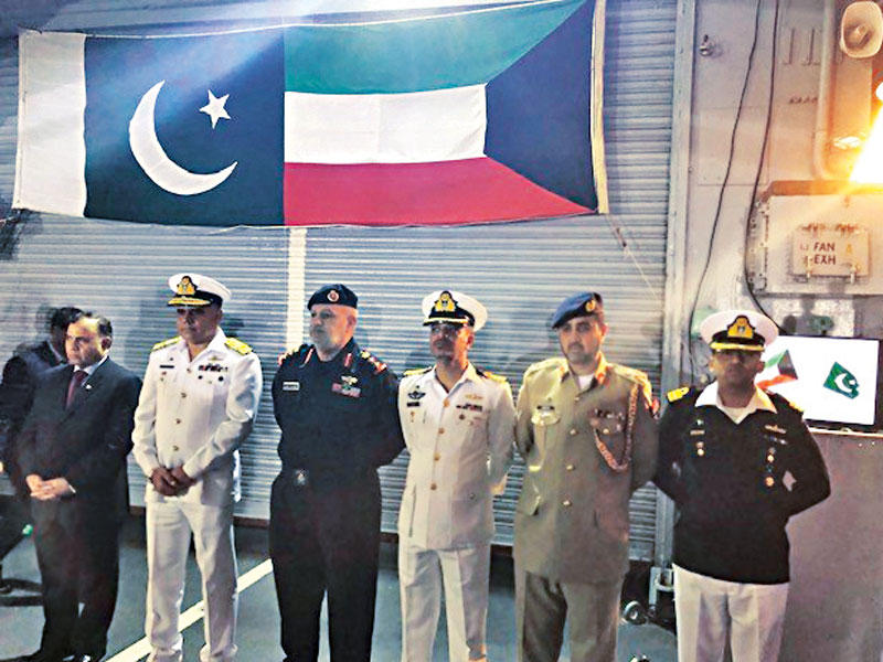  الكندري وسفير باكستان خلال حفل استقبال الفرقاطتين الباكستانيتين