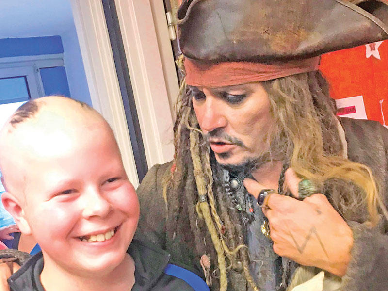 جوني ديب مع طفل مصاب بالسرطان