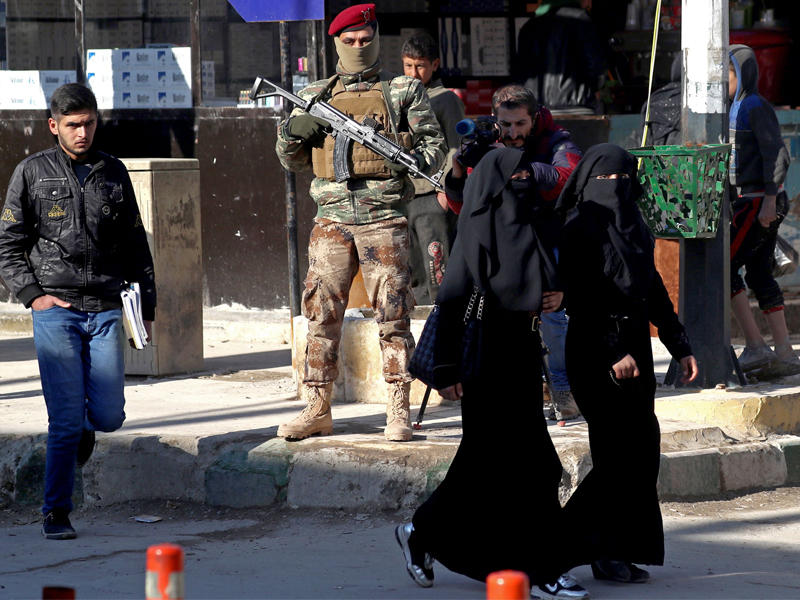 مسلح من مجلس منبج العسكري الذي يسيطر عليه الأكراد في أحد شوارع منبج أمسt (أ ف ب)