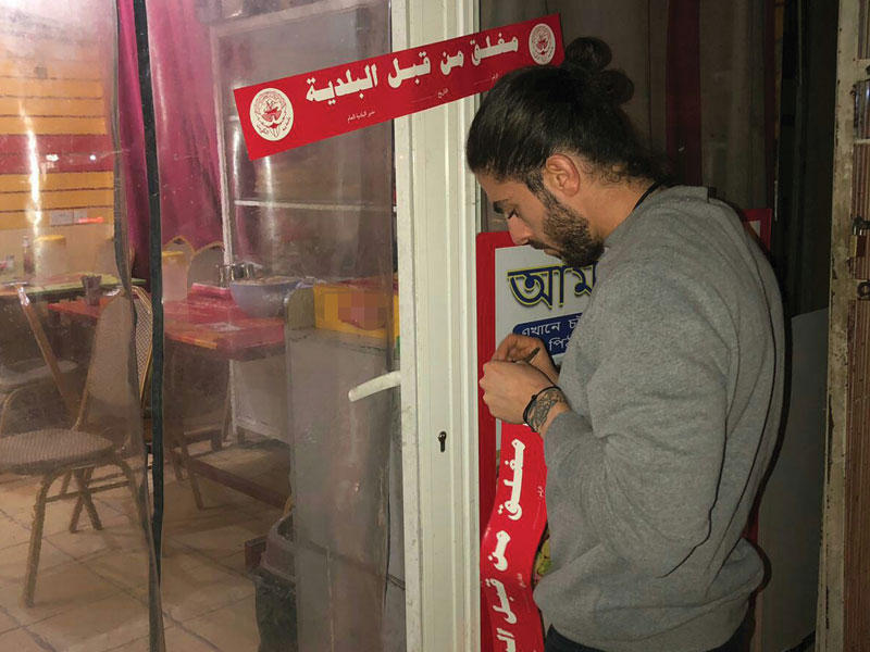 إغلاق أحد المحال خلال الحملة