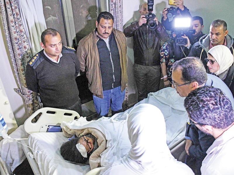 رئيس الوزراء المصري يتفقد مصابي اعتداء المريوطية داخل مشفى بالقاهرة أمس الأول (أ ف ب)