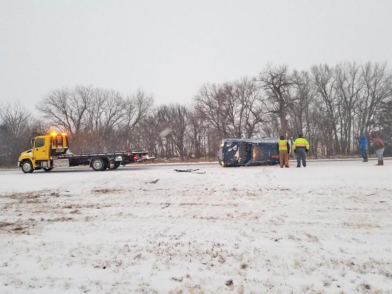 سيارة منقلبة في نبراسكا أمس الأول (رويترز)