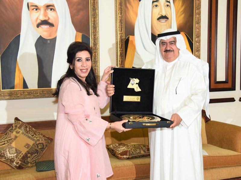 الورع تتسلم درعاً لتكريم البنك