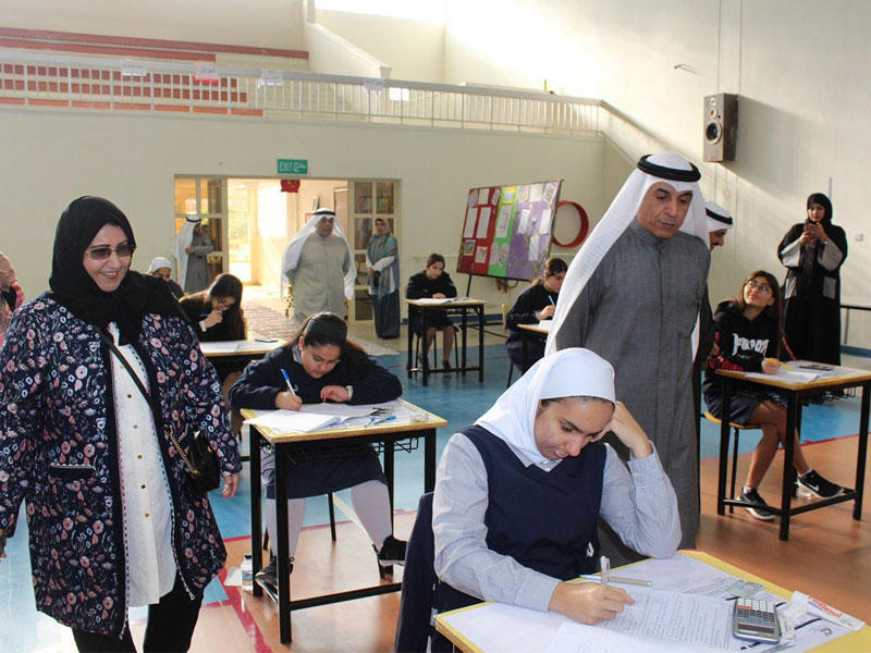  العازمي خلال جولته على لجان الاختبارات أمس