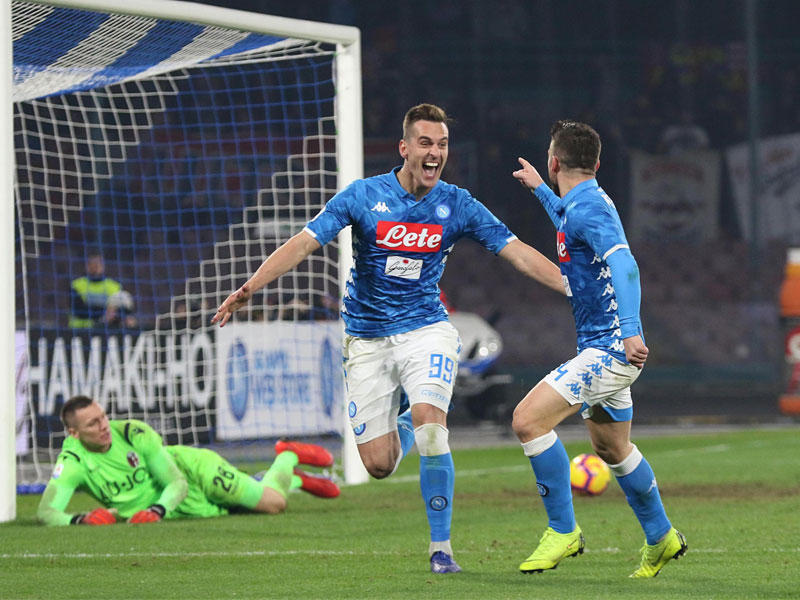 ميرتينز نجم نابولي يحرز هدفه في مرمى بولونيا