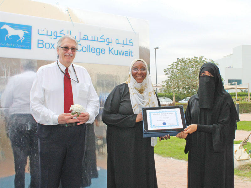 رئيس الكلية مكرماً إحدى الطالبات 