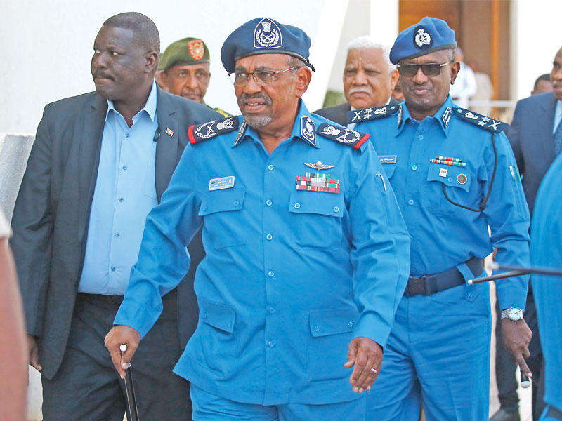 البشير لدى وصوله إلى «دار الشرطة» في الخرطوم أمس (ا ف ب)