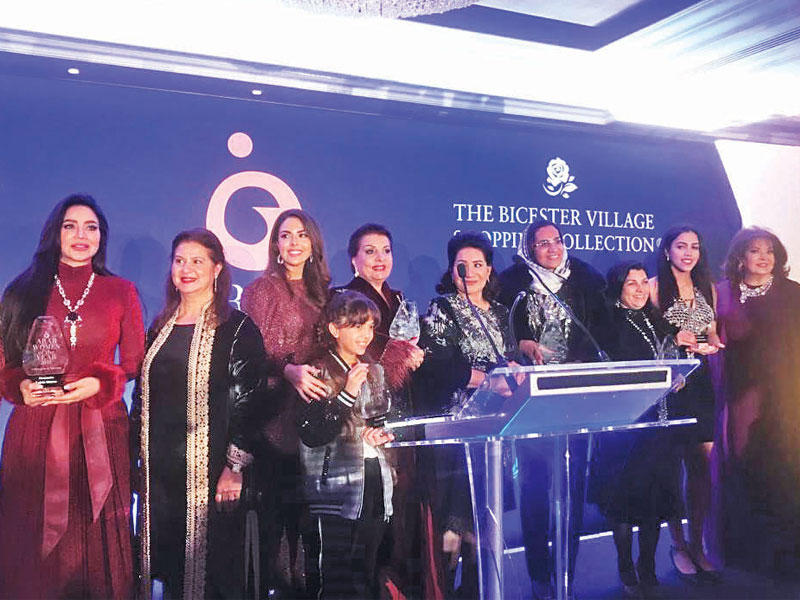 سعاد عبدالله  أثناء تكريمها مع مجموعة من النساء العربيات