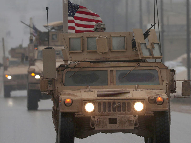 قافلة أميركية خلال انسحابها من منبج أمس الأول (ا ف ب)