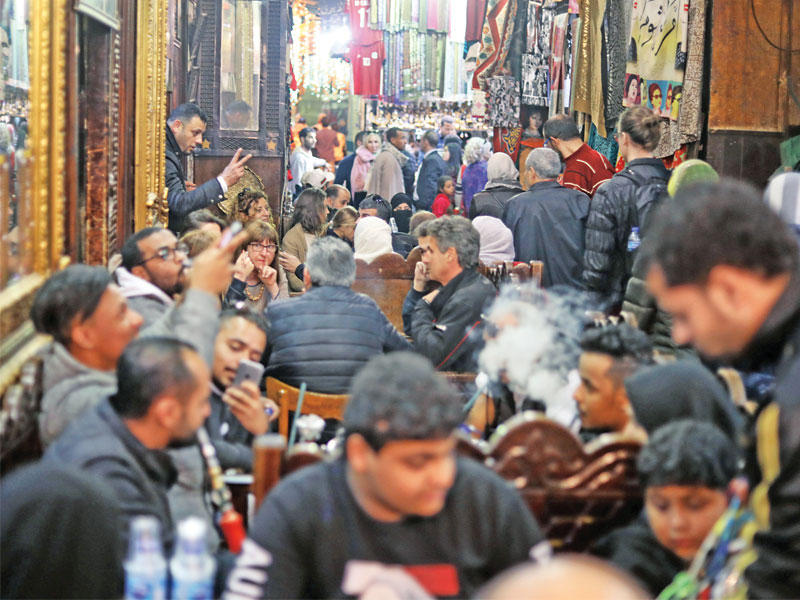 سياح في مقهى بخان الخليلي في القاهرة القديمة أمس الأول (رويترز)