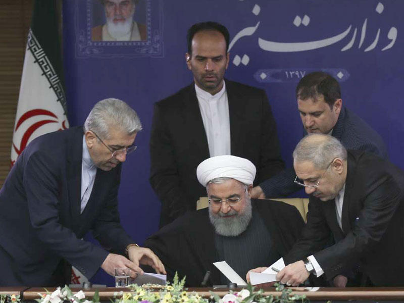 الرئيس الإيراني حسن روحاني خلال زيارة لوزارة الطاقة في طهران أمس  (إرنا)