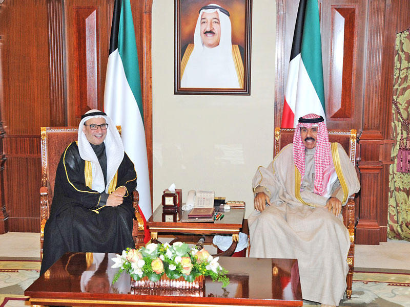 ولي العهد مستقبلاً السفير العتيبي أمس