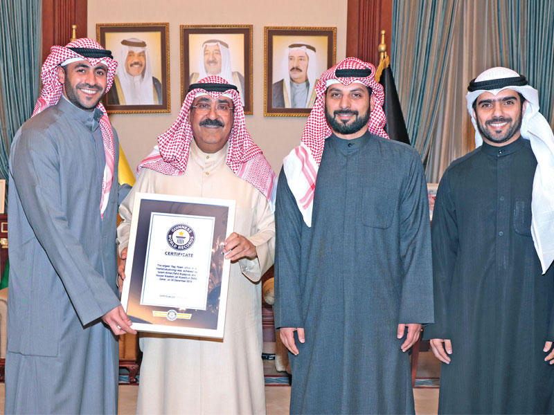 مشعل الأحمد مكرماً الضباط الثلاثة