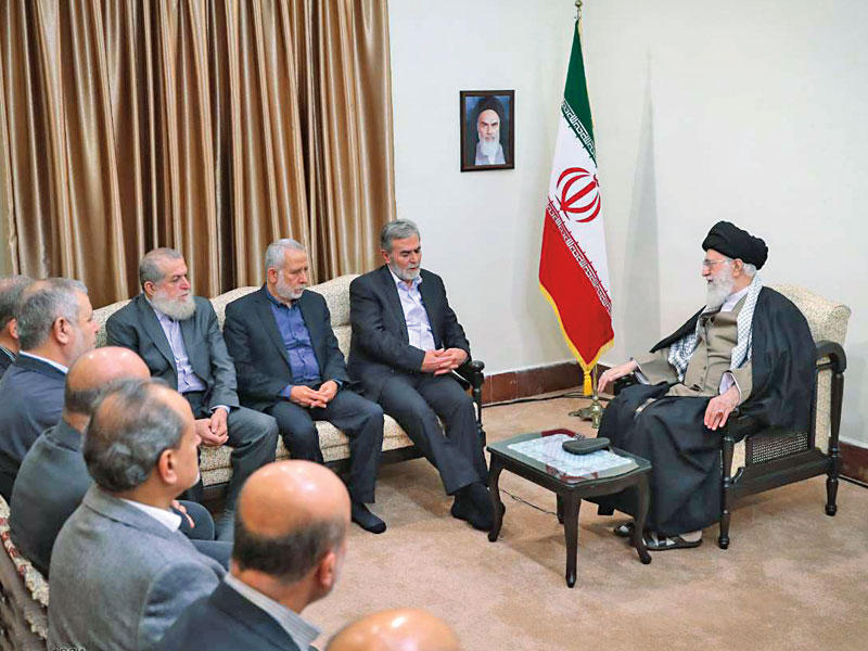 خامنئي مستقبلاً النخالة في طهران أمس (إرنا)