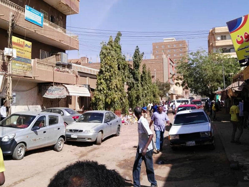 المتظاهرون السودانيون يفرون من الغاز المسيل للدموع الذي يدخن خلال مظاهرة في الخرطوم