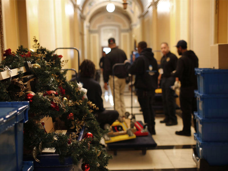 موظفون في مجلس النواب الأميركي ينقلون بعض الأمتعة التابعة للجمهوريين استعداداً لتسليمه إلى الاغلبية الديمقراطية أمس الأول (ا ف ب)