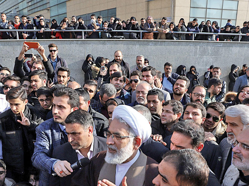 المدعي العام الإيراني محمد منتظري يتفقد موقع حادث انقلاب حافلة طلاب تسبب في اندلاع احتجاجات بعدد من الجامعات في طهران أمس الأولn(ميزان)