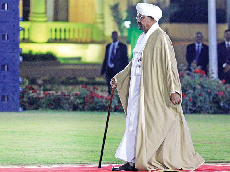 البشير يستعد لإلقاء خطاب ذكرى الاستقلال بقصر الرئاسة في الخرطوم أمس الأول (رويترز)