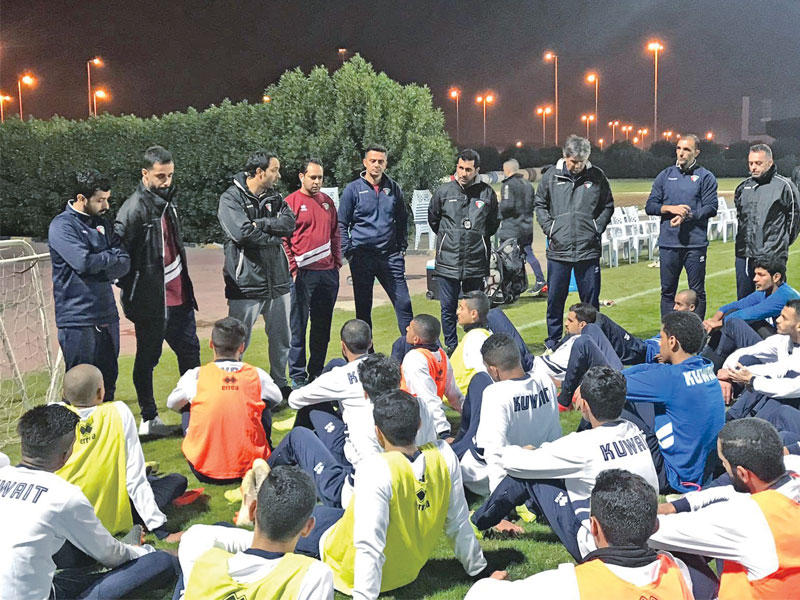 عجب يجتمع مع اللاعبين في حضور أعضاء الجهازين الفني والإداري