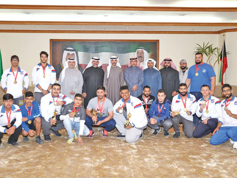 الملا متوسطاً أبطال نادي التضامن لرفع الأثقال