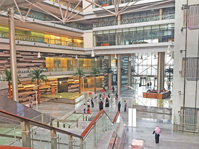 المراجعون في بهو مبنى التربية الجديد