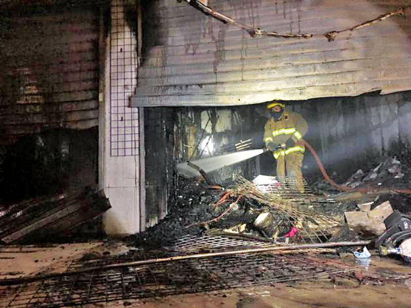 جانب من عملية إخماد أحد الحرائق