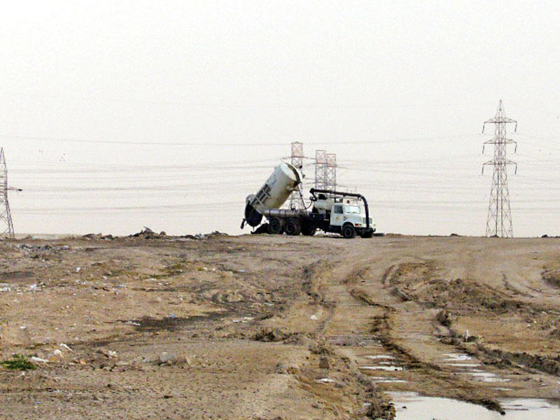 صهريج مخلفات يفرغ حمولته