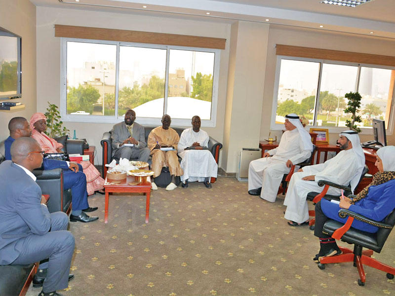 السجاري مستقبلاً وفد الأوقاف السنغالي